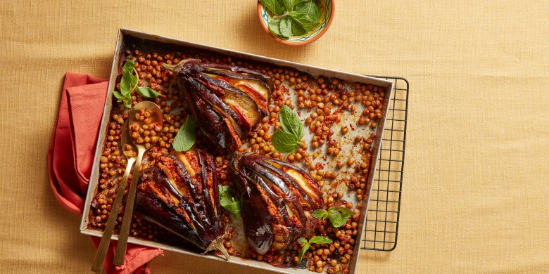 Aubergine hasselback met halloumi en paprikatapenade