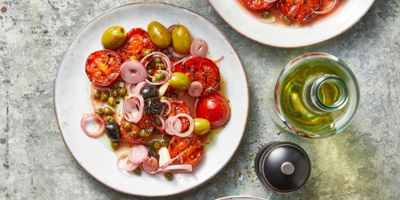 Gegrilde tomatensalade met olijven en sjalot