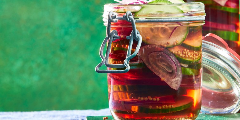 Pickle van komkommer en rode ui