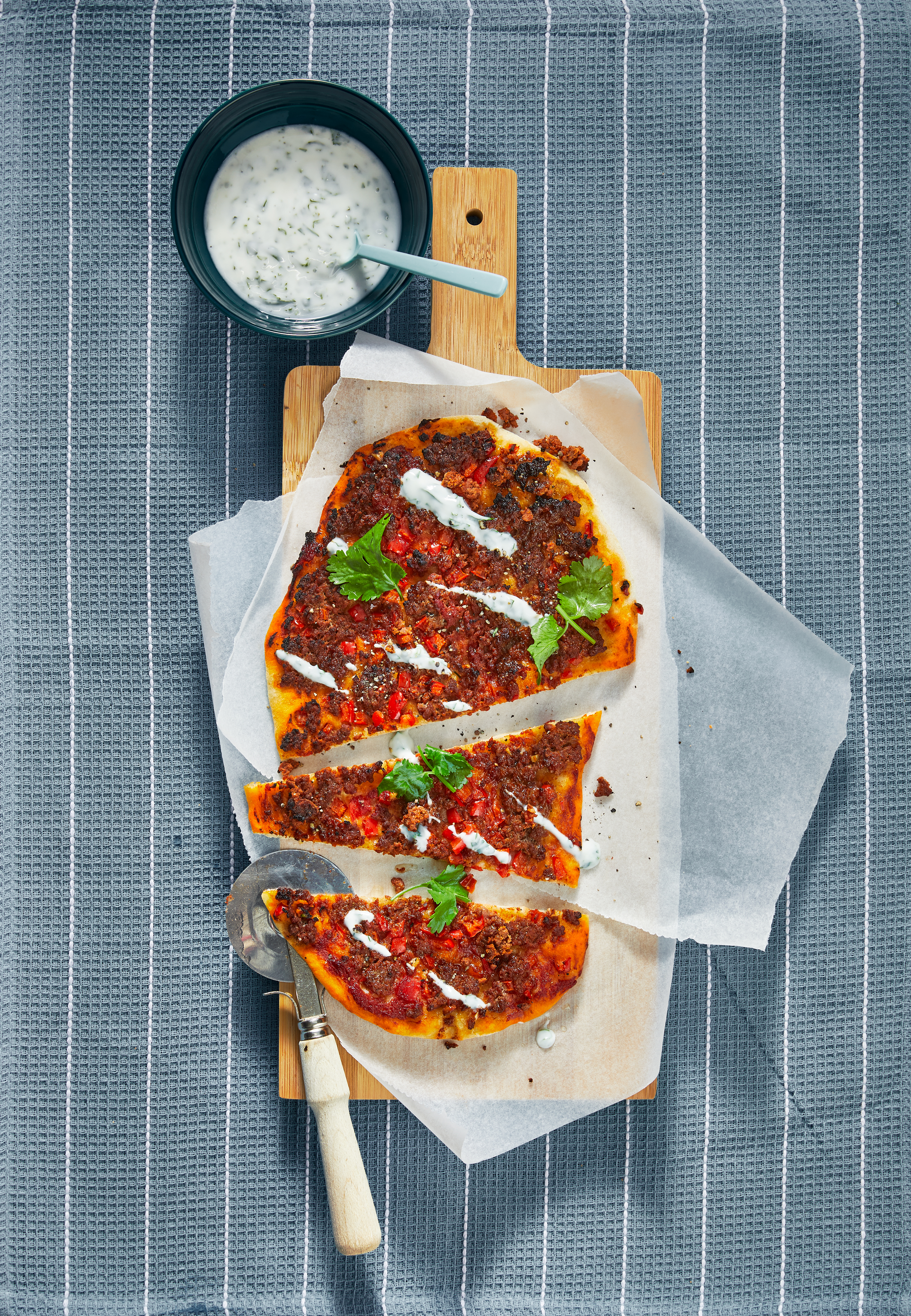 Turkse pizza met gehakt en yoghurt