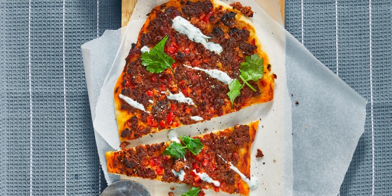 Turkse pizza met gehakt en yoghurt