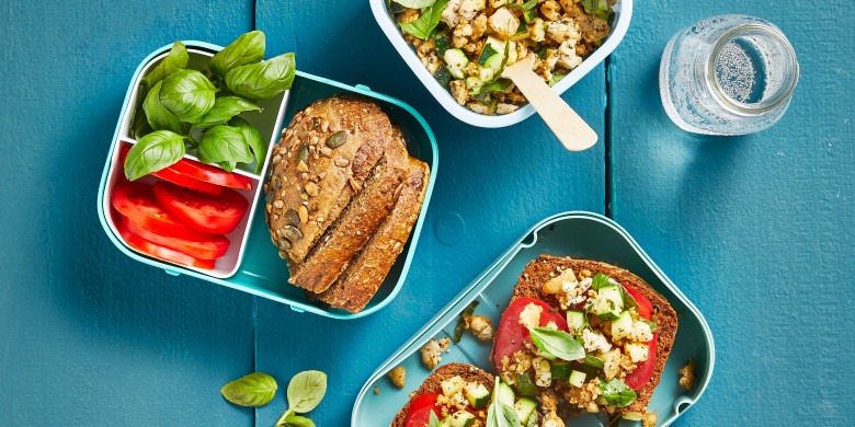 Scrambled tofu met courgette en brood