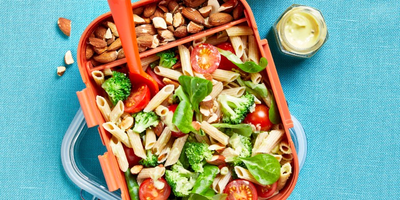 Pastasalade met broccoli en avocadodressing