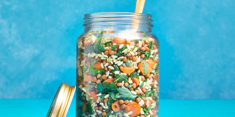 Rijstsalade met linzen en gebakken worteltjes