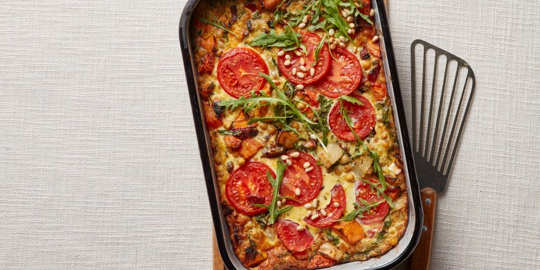 Geroosterde groentefrittata met kikkererwten en tomaat
