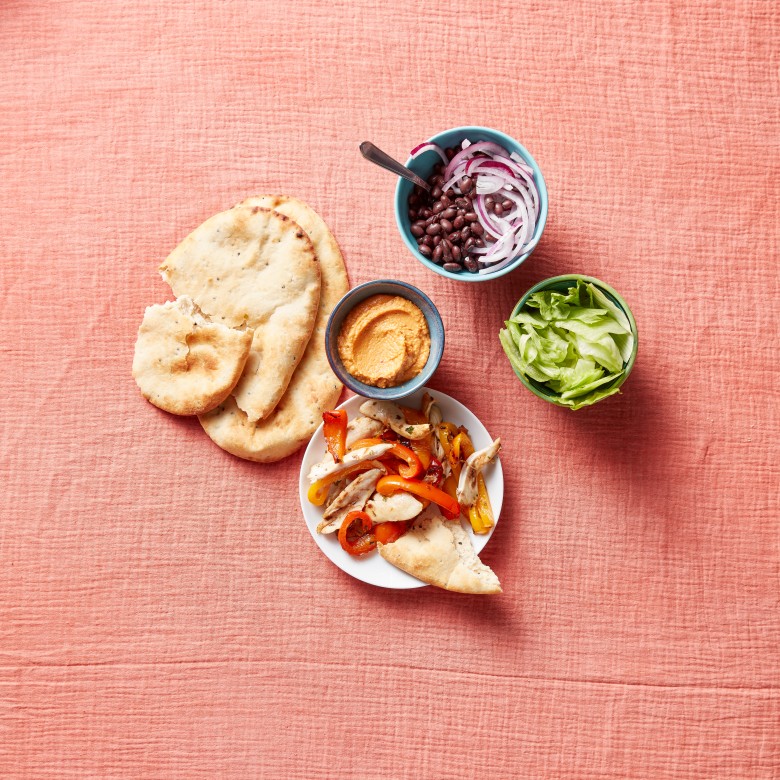 Platbrood met kip, paprika en hummus