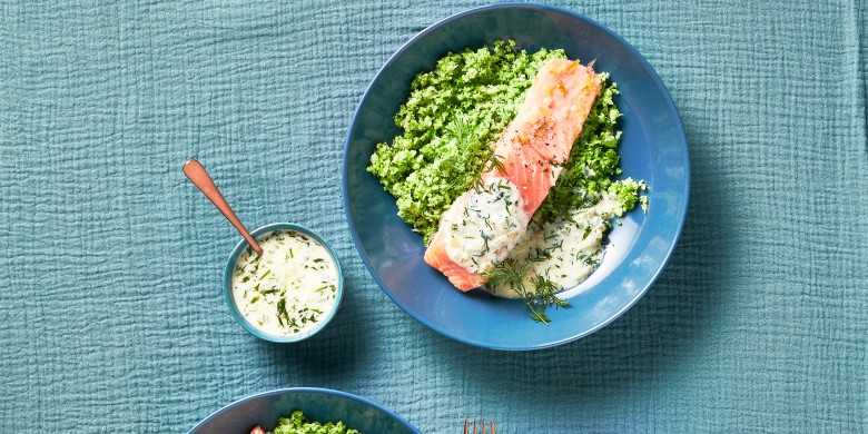 Broccolirijst met zalm en romige citroensaus