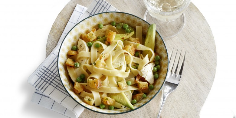 Pasta met avocado en knoflookcroutons
