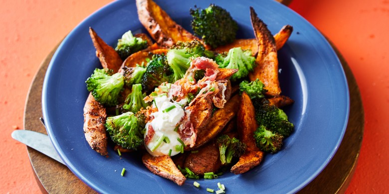 Loaded zoete aardappel met broccoli en spek
