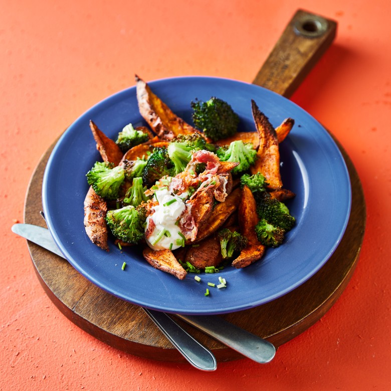 Loaded zoete aardappel met broccoli en spek