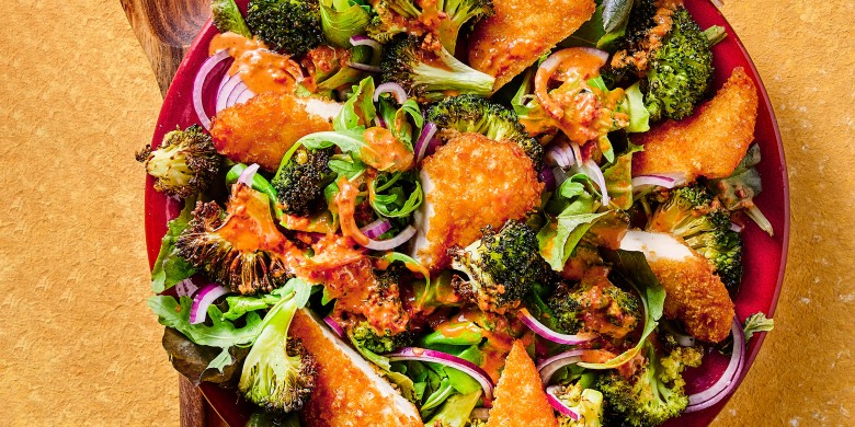 Salade met geroosterde broccoli en krokante kip