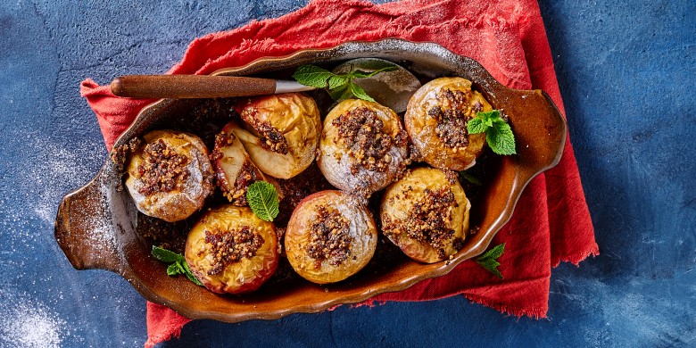 Gevulde appeltjes met walnoten, rozijnen en specerijen