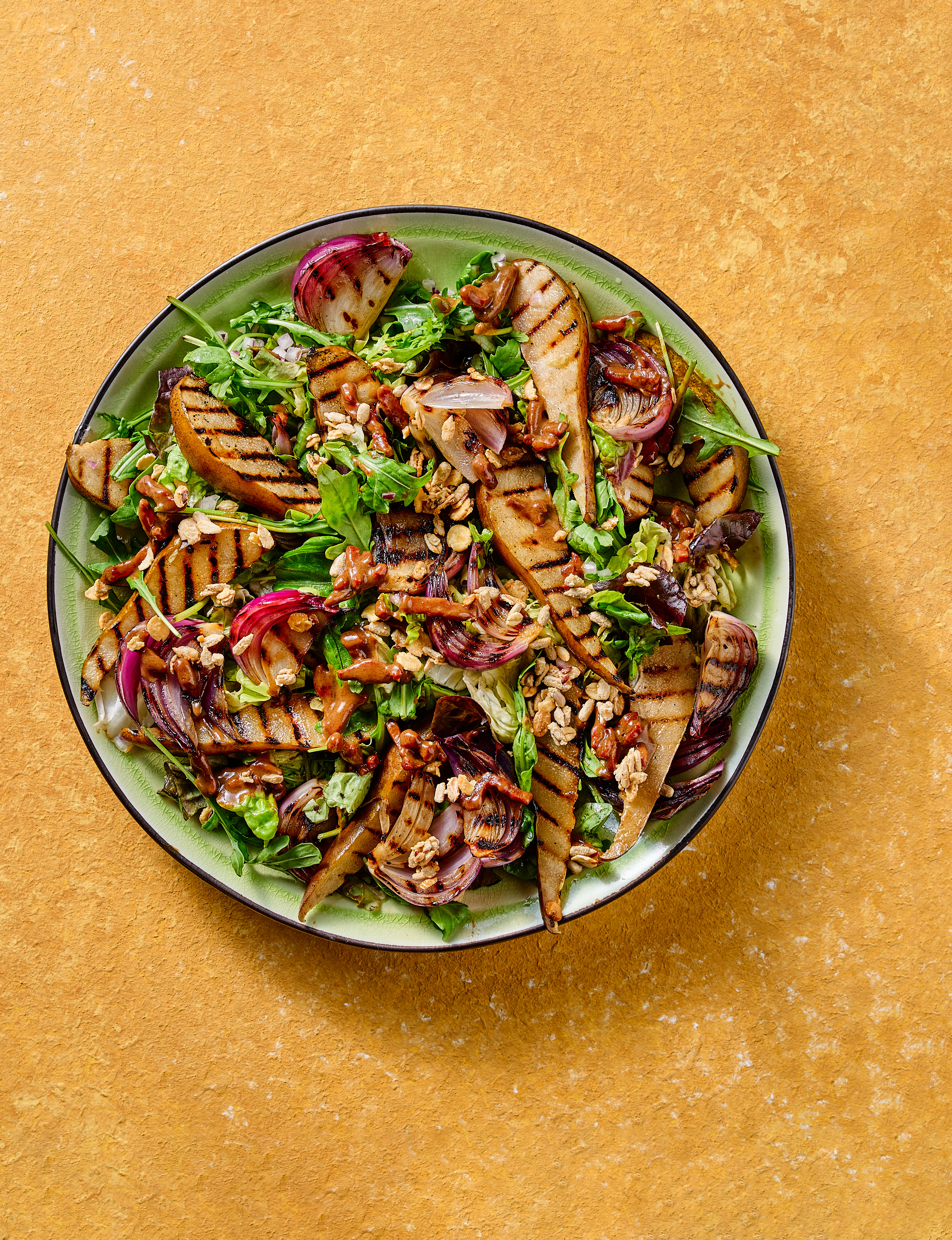 Salade met peer, spekjes en hartige granola