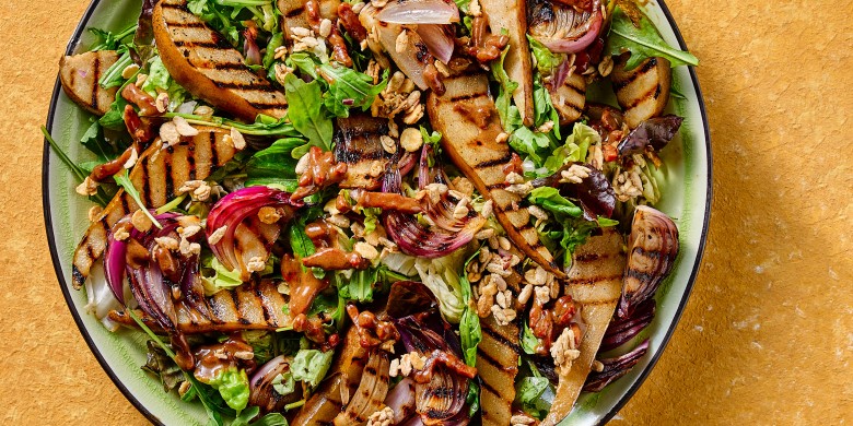 Salade met peer, spekjes en hartige granola
