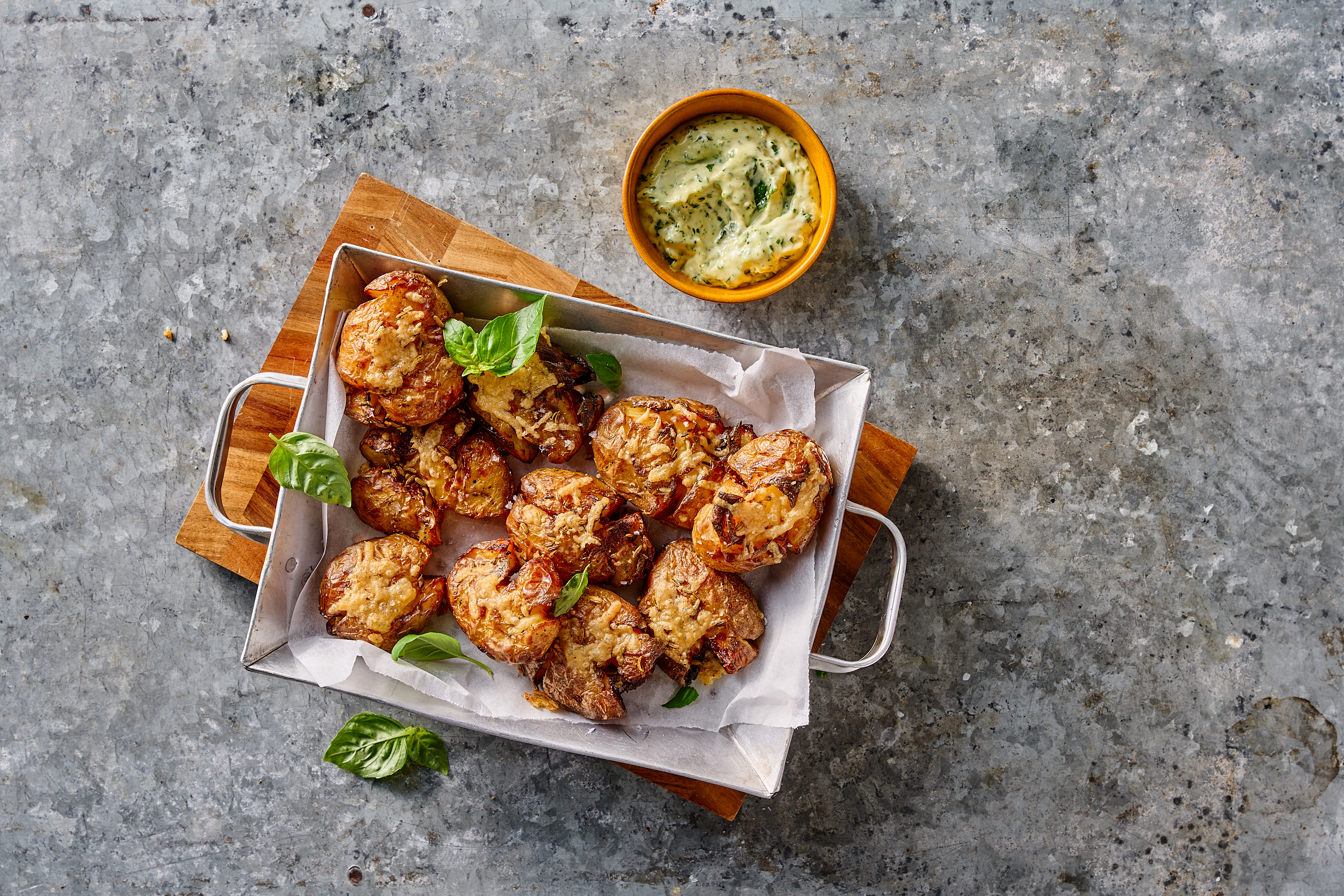 Smashed potatoes met parmezaan en knoflook-basilicummayonaise