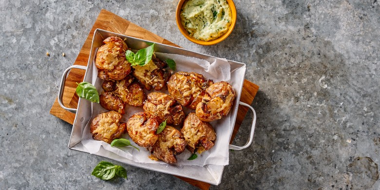 Smashed potatoes met parmezaan en knoflook-basilicummayonaise