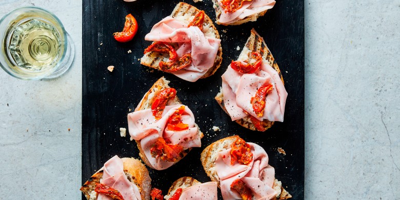 Bruschette met bonen, mortadella en tomaatjes