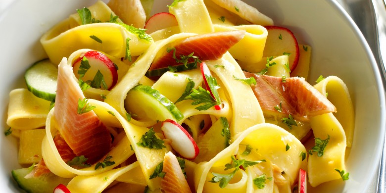 Pastasalade met komkommer en gerookte forel
