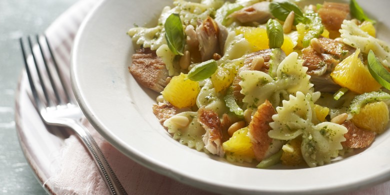 Pastasalade met makreel, sinaasappel en selderij 