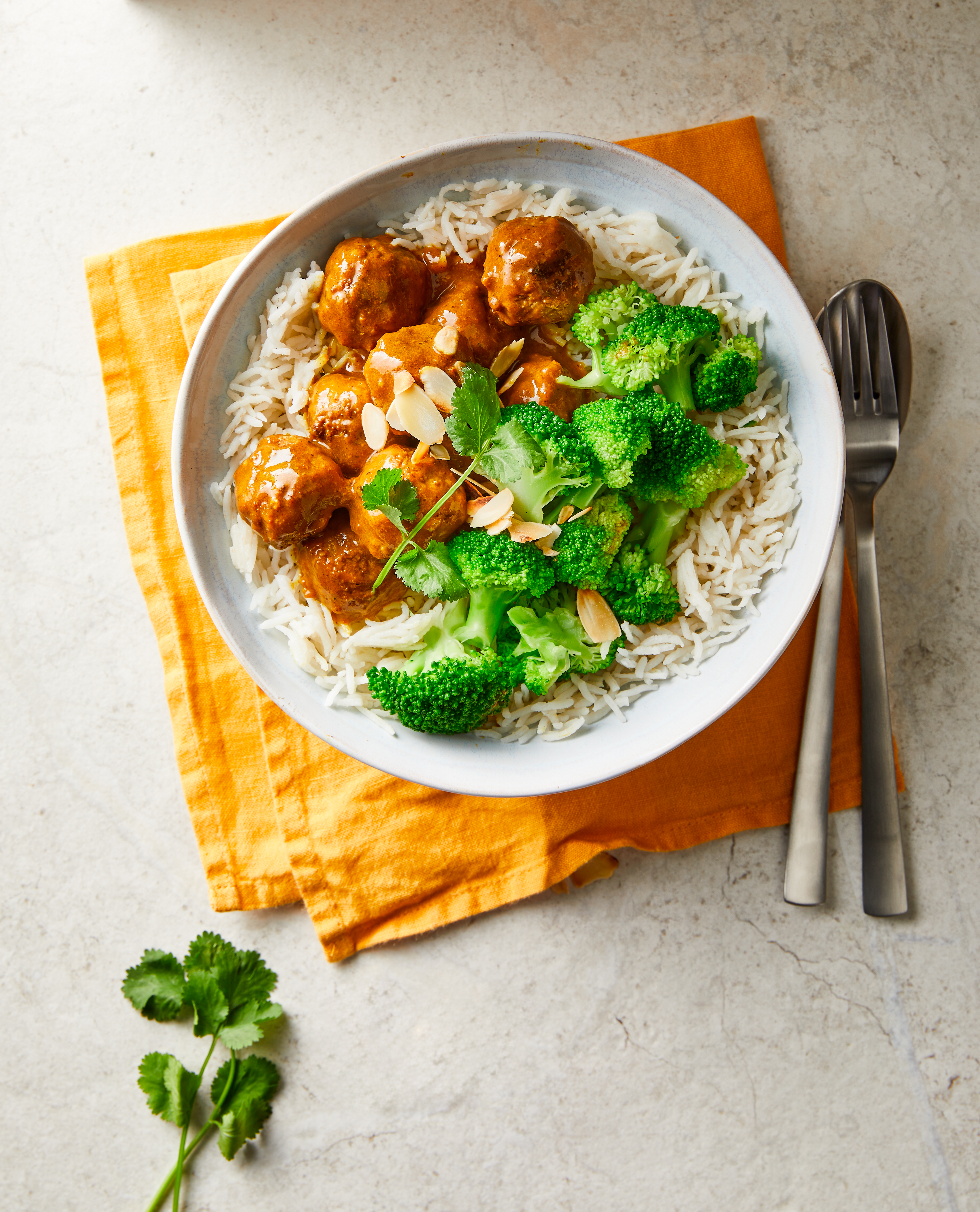 Indiase vegacurry met balletjes en broccoli