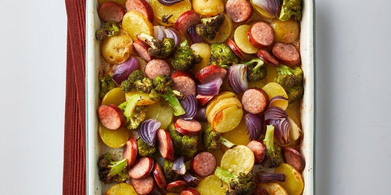 Traybake met broccoli en rookworst