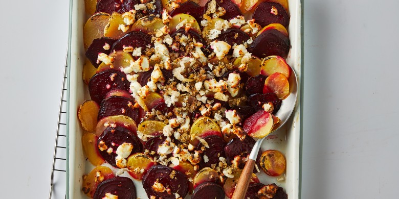 Traybake met biet, geitenkaas en honingkruim