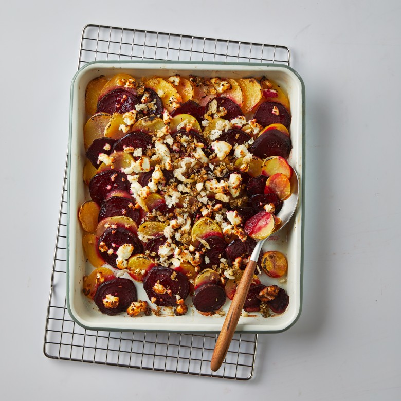 Traybake met biet, geitenkaas en honingkruim