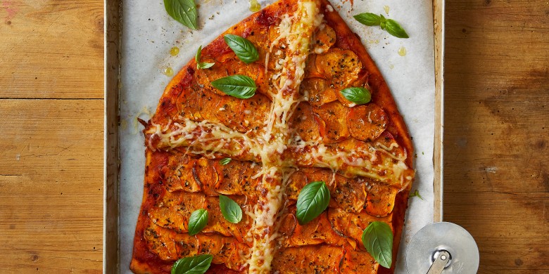Mijterpizza met zoete aardappel en mozzarella