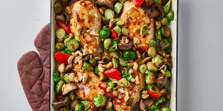 Traybake met teriyaki-kip en noedels