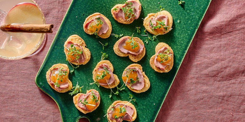 Krokante kaaskoekjes met paté en abrikozenjam