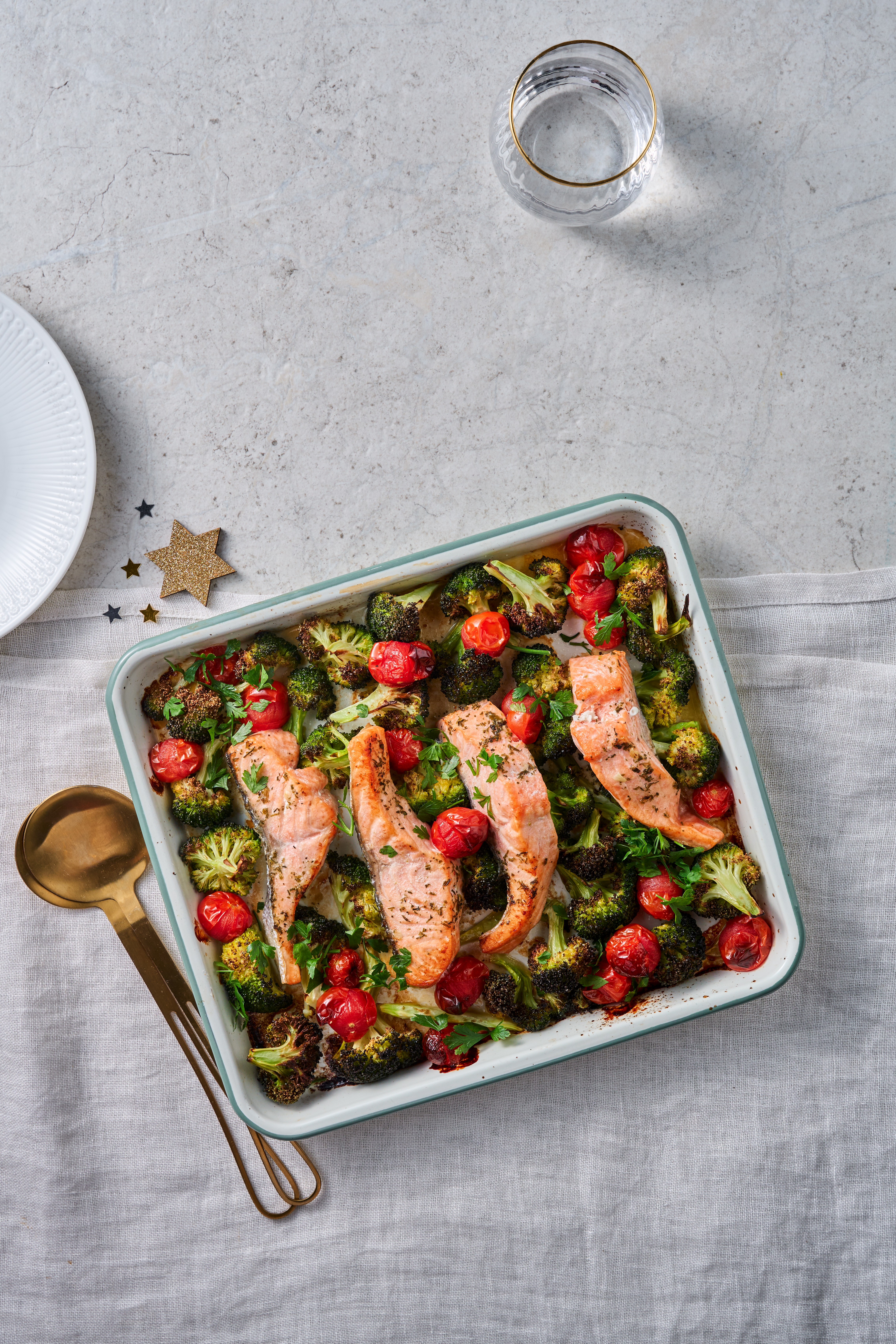 Kersttraybake met zalm en broccoli