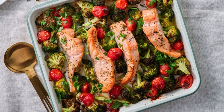 Kersttraybake met zalm en broccoli