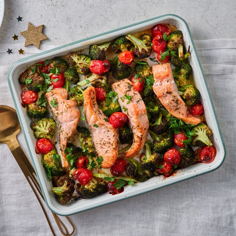 Kersttraybake met zalm en broccoli