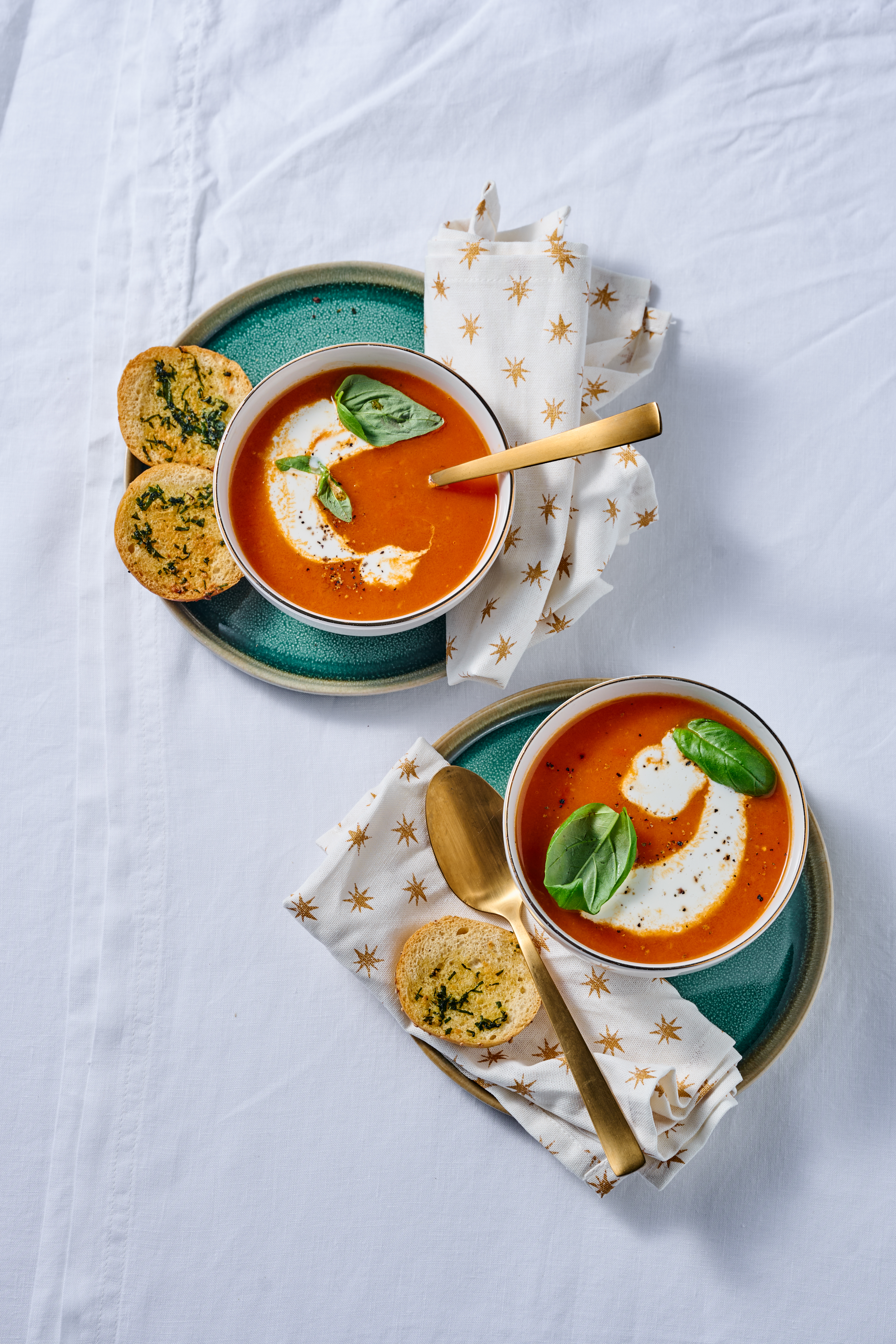 Tomatenmascarponesoep met krokante basilicumbroodjes