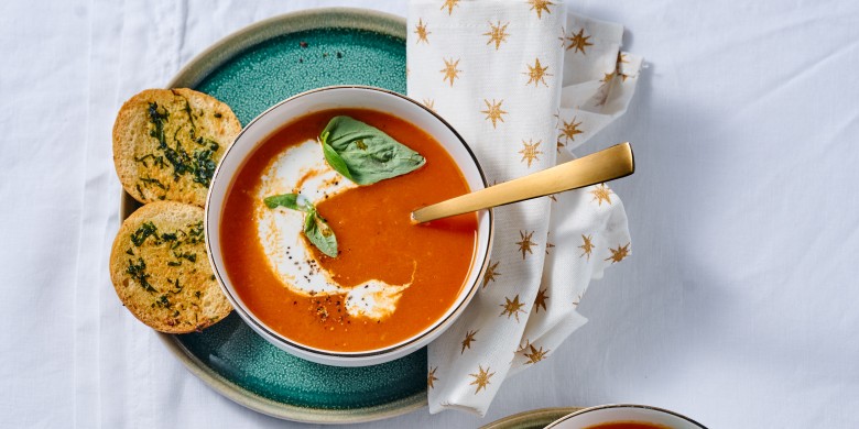 Tomatenmascarponesoep met krokante basilicumbroodjes