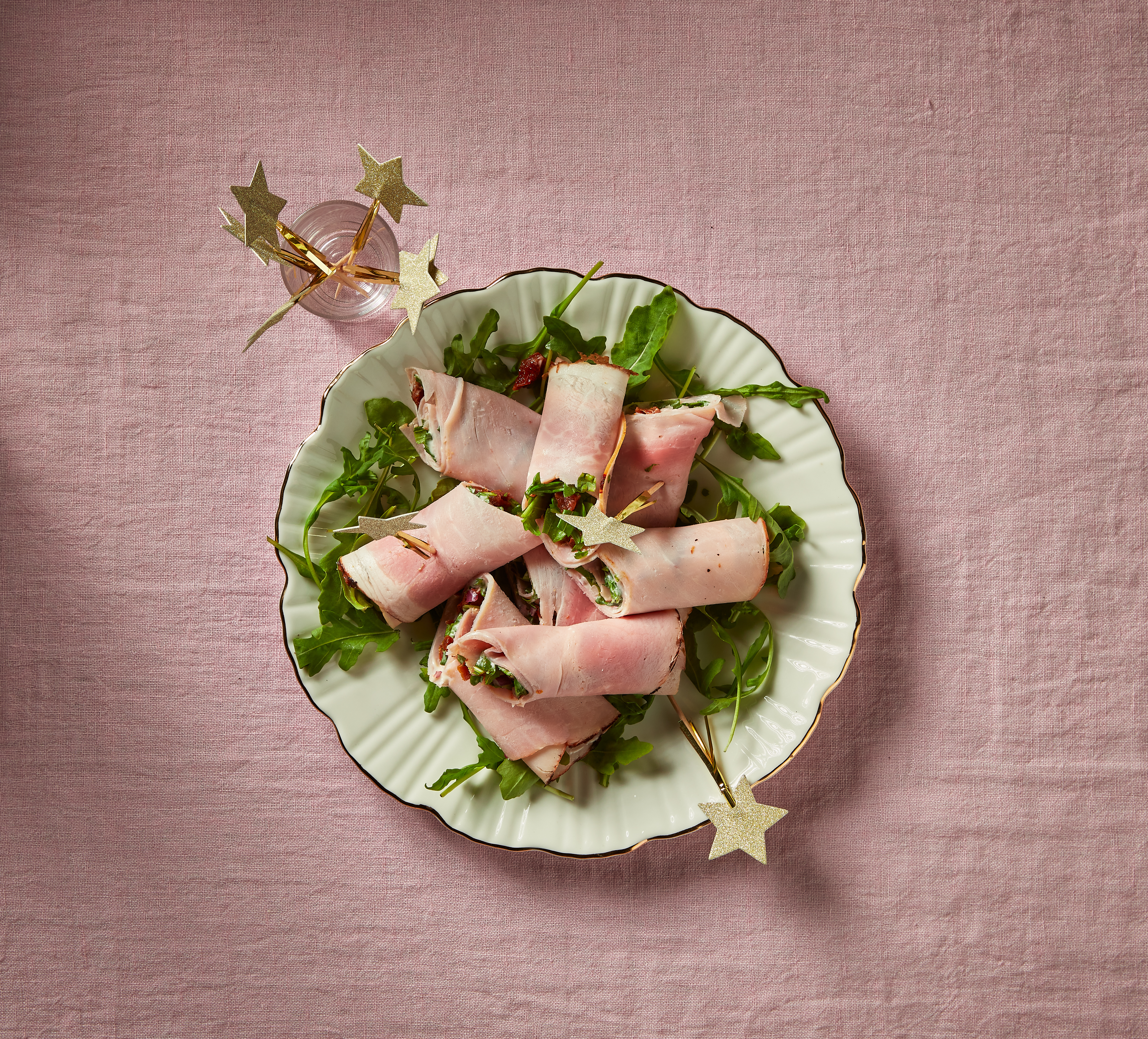 Beenhamrolletje met rucola-tomatensalsa