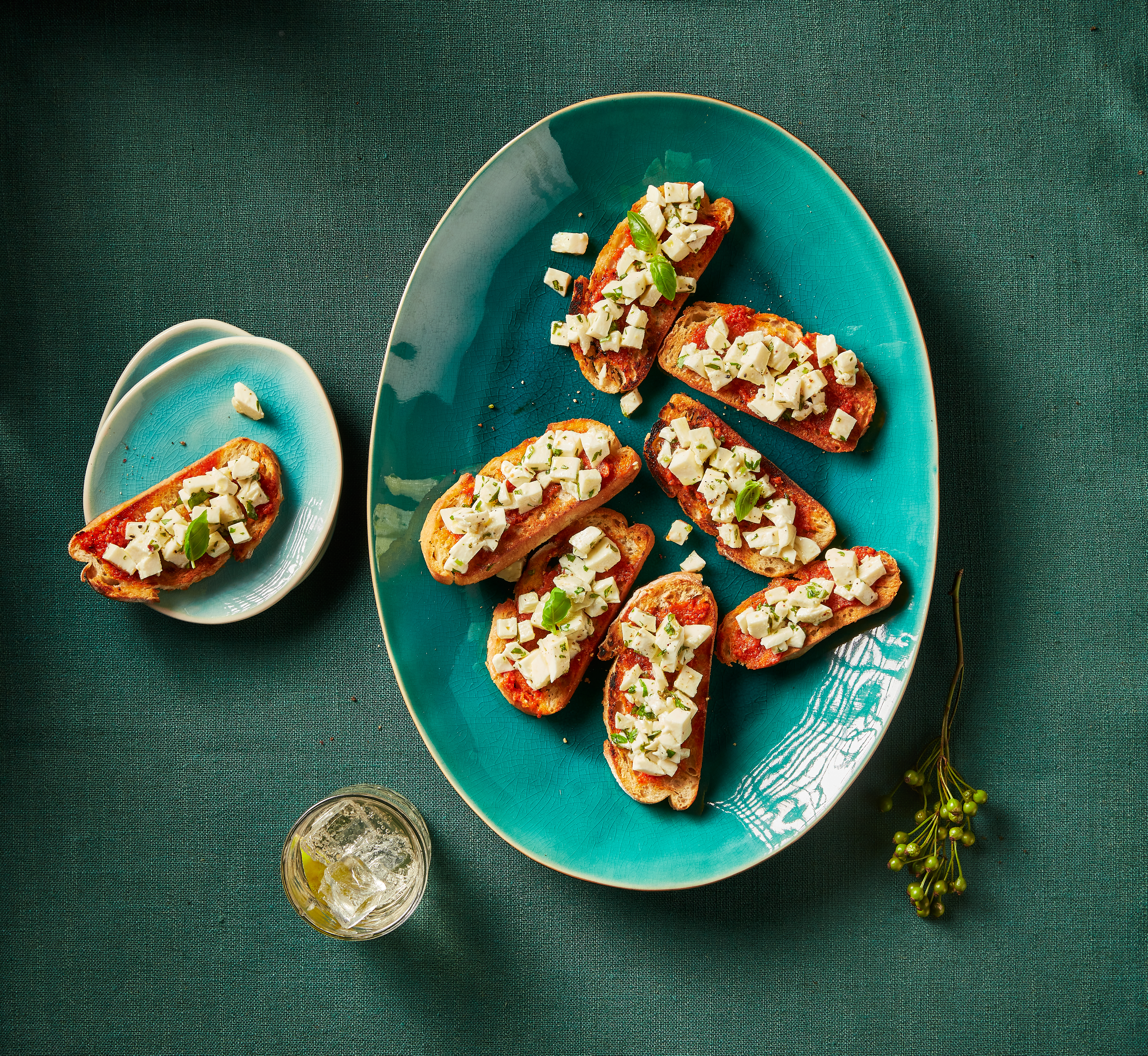 Pesto-toast met gemarineerde mozzarella