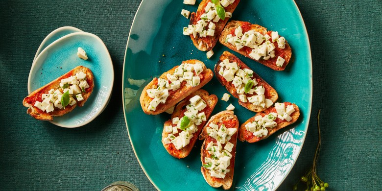 Pesto-toast met gemarineerde mozzarella