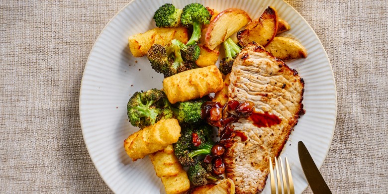 Varkensschnitzels met appel en aardappelkroketjes