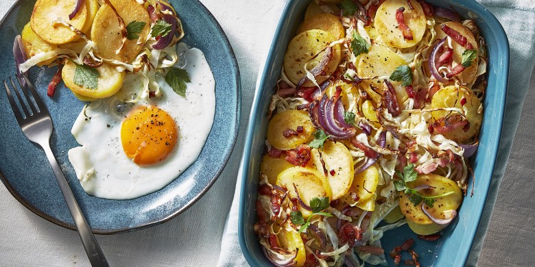 Aardappelschotel met spek en gebakken ei