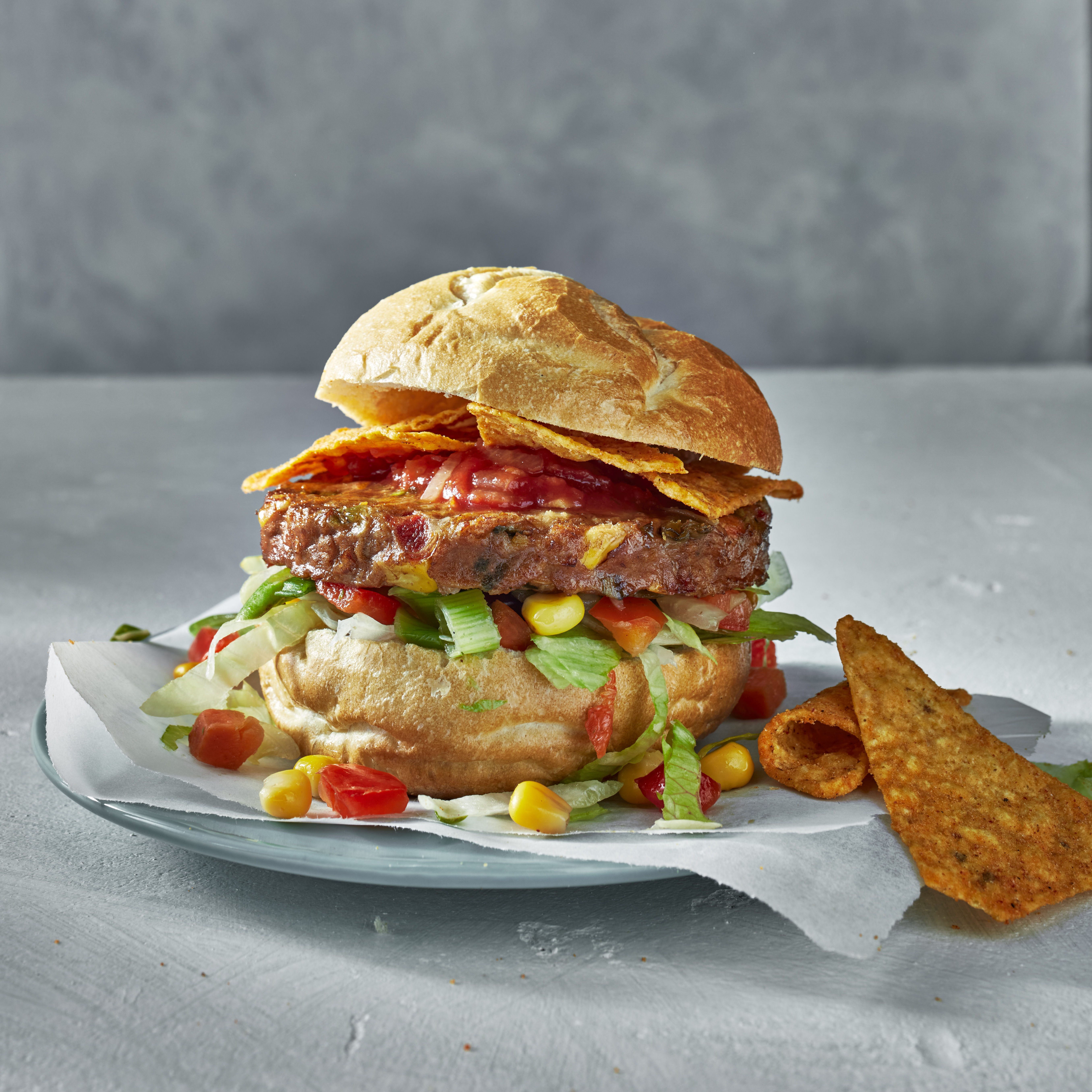 Mexicaanse vegetarische burger met salsa