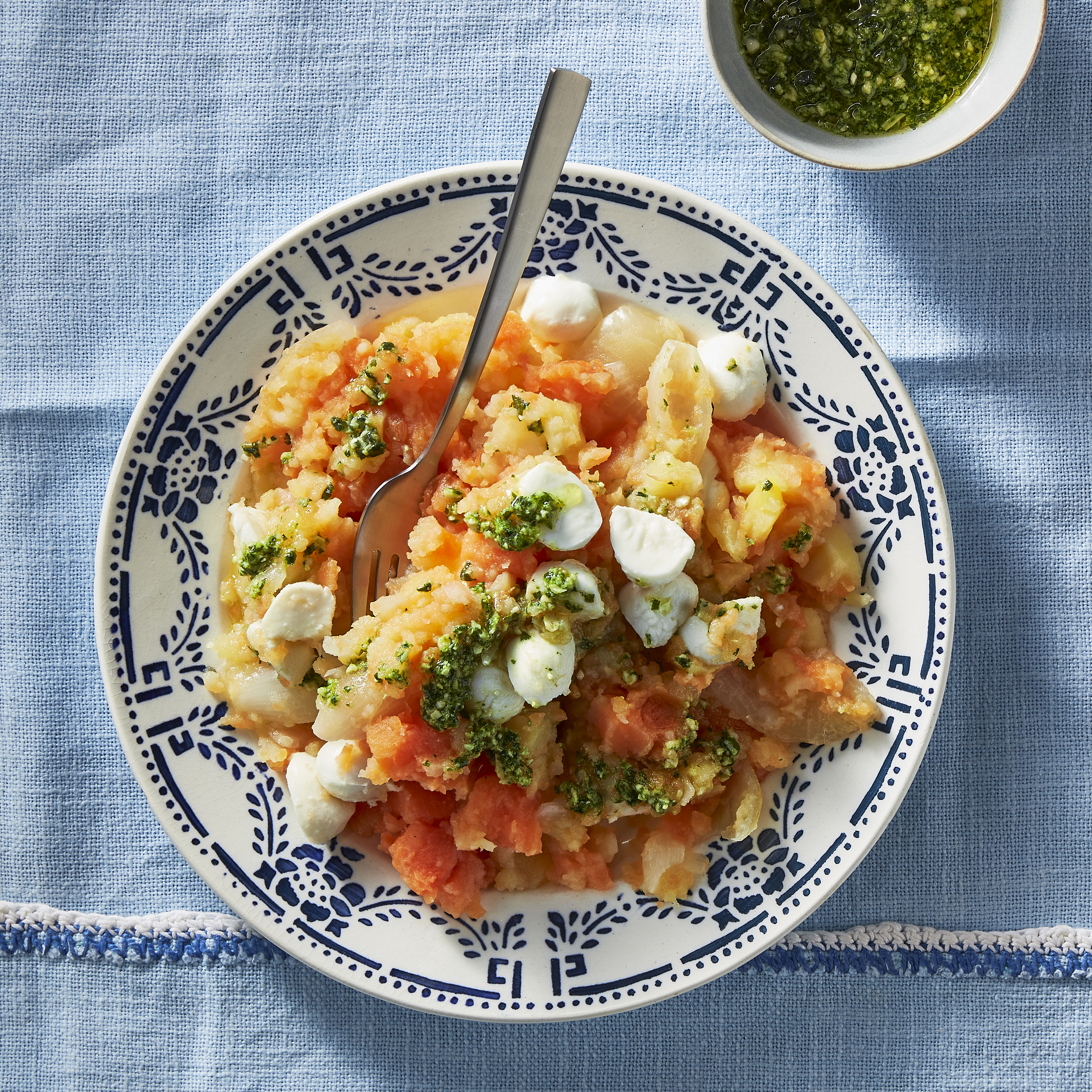 Zoete aardappelhutspot met pesto en mozzarella