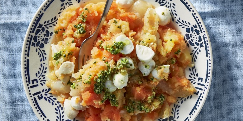 Zoete aardappelhutspot met pesto en mozzarella