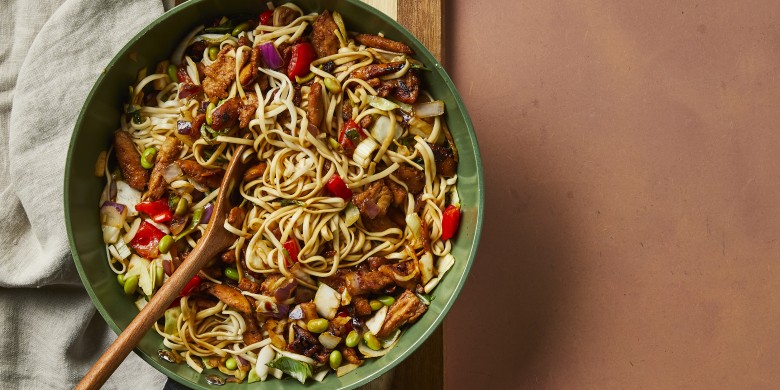Woknoedels met vegetarische kipstukjes