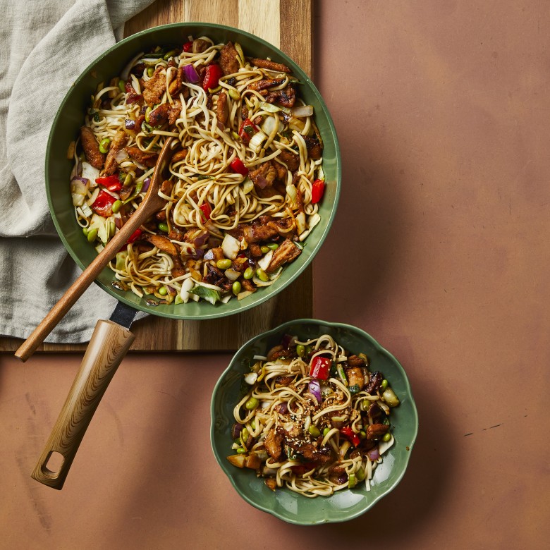 Woknoedels met vegetarische kipstukjes