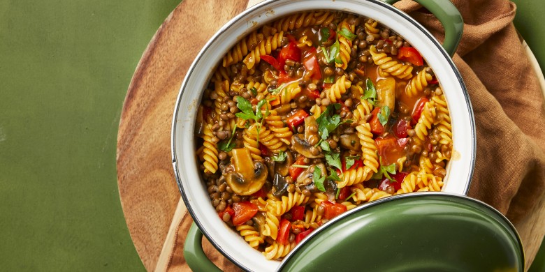 Eenpanspasta met linzen-stroganoffsaus