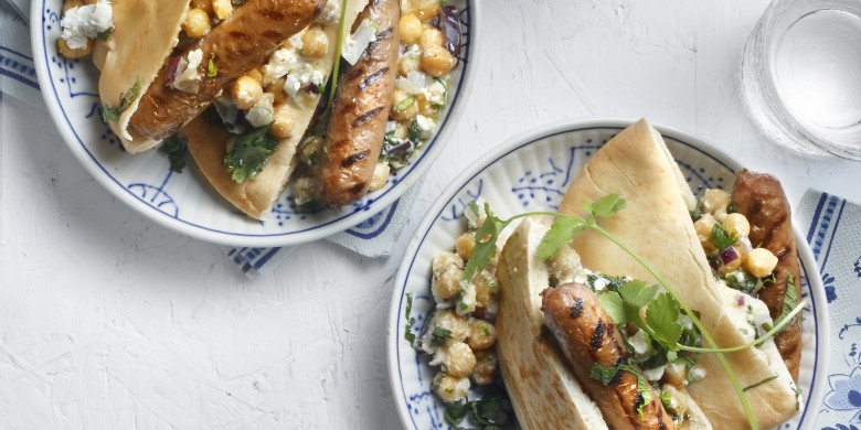 Pita met chipolata en kikkererwtensalade