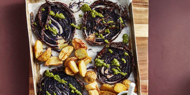 Rodekoolsteak met peterseliepesto en aardappelpartjes