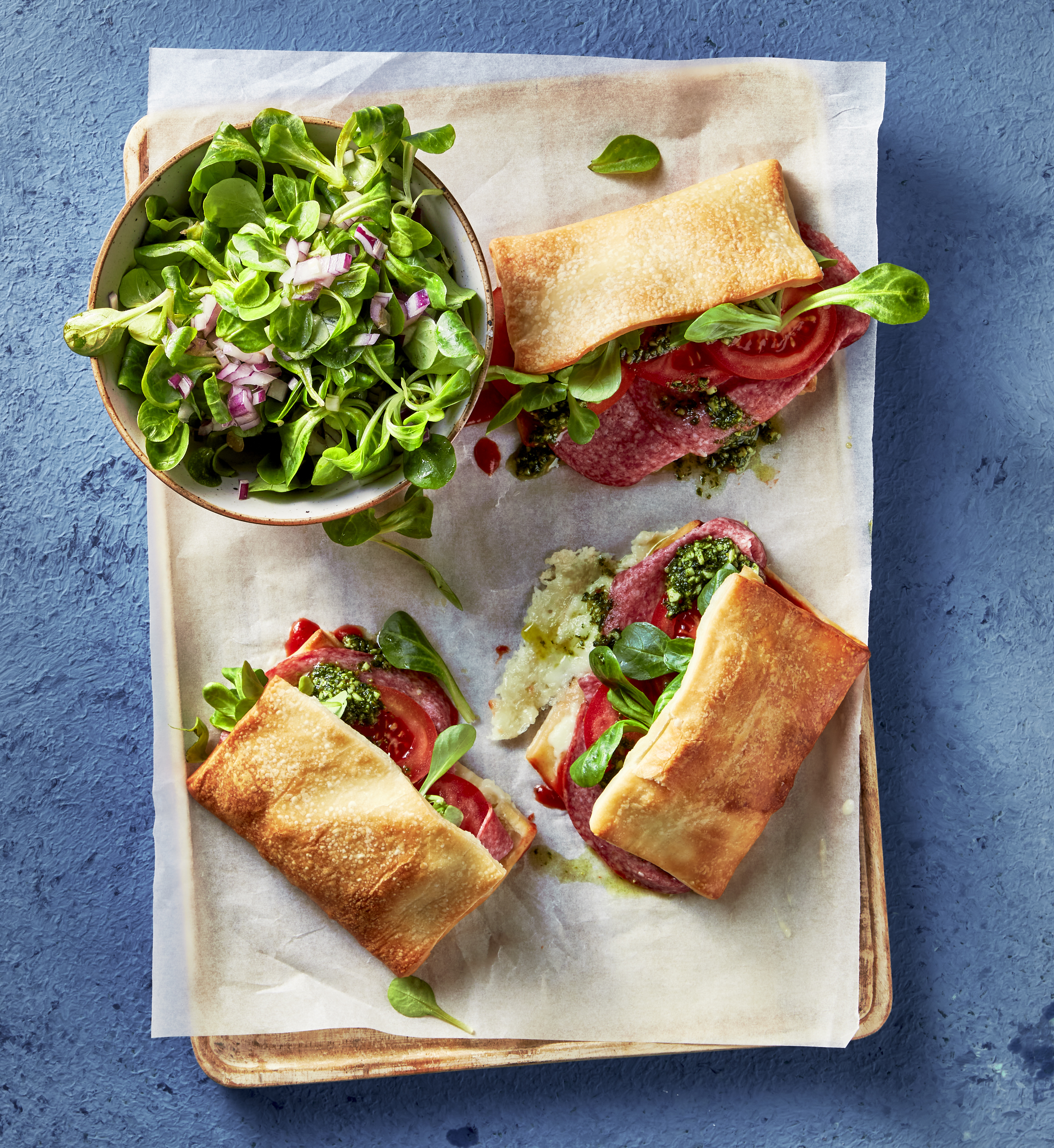 Pizza-sandwich salami-pesto