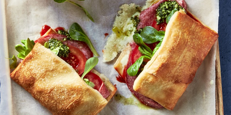 Pizza-sandwich salami-pesto